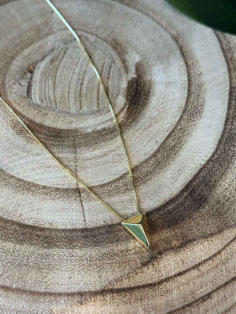 Colar de triângulo dourado