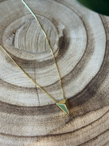 Colar de triângulo dourado