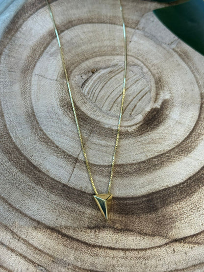 Colar de triângulo dourado
