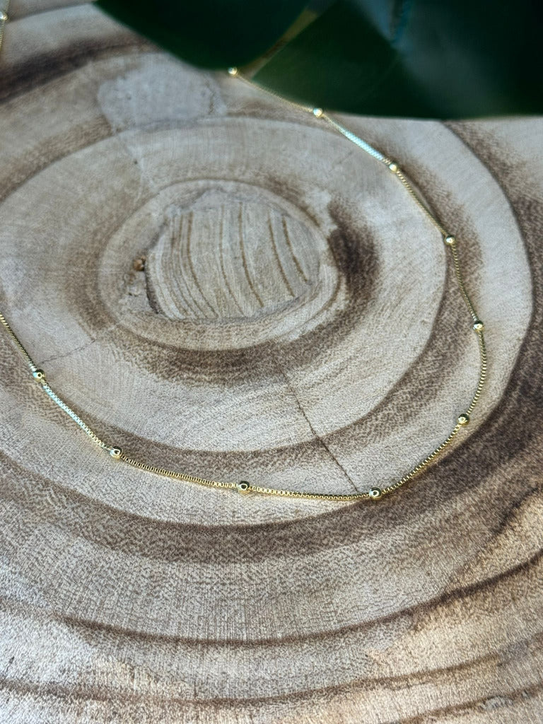 Colar dourado de bolinhas