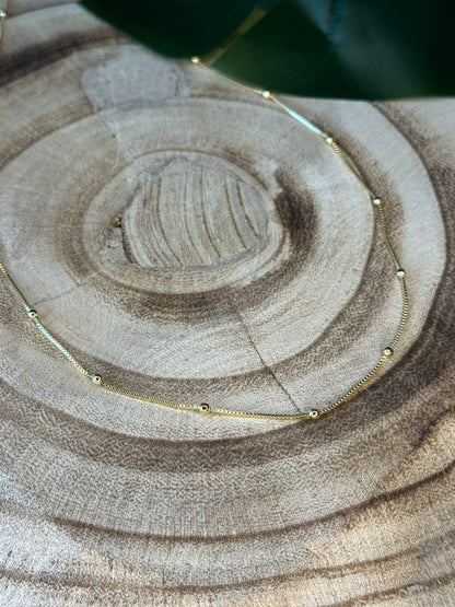 Colar dourado de bolinhas