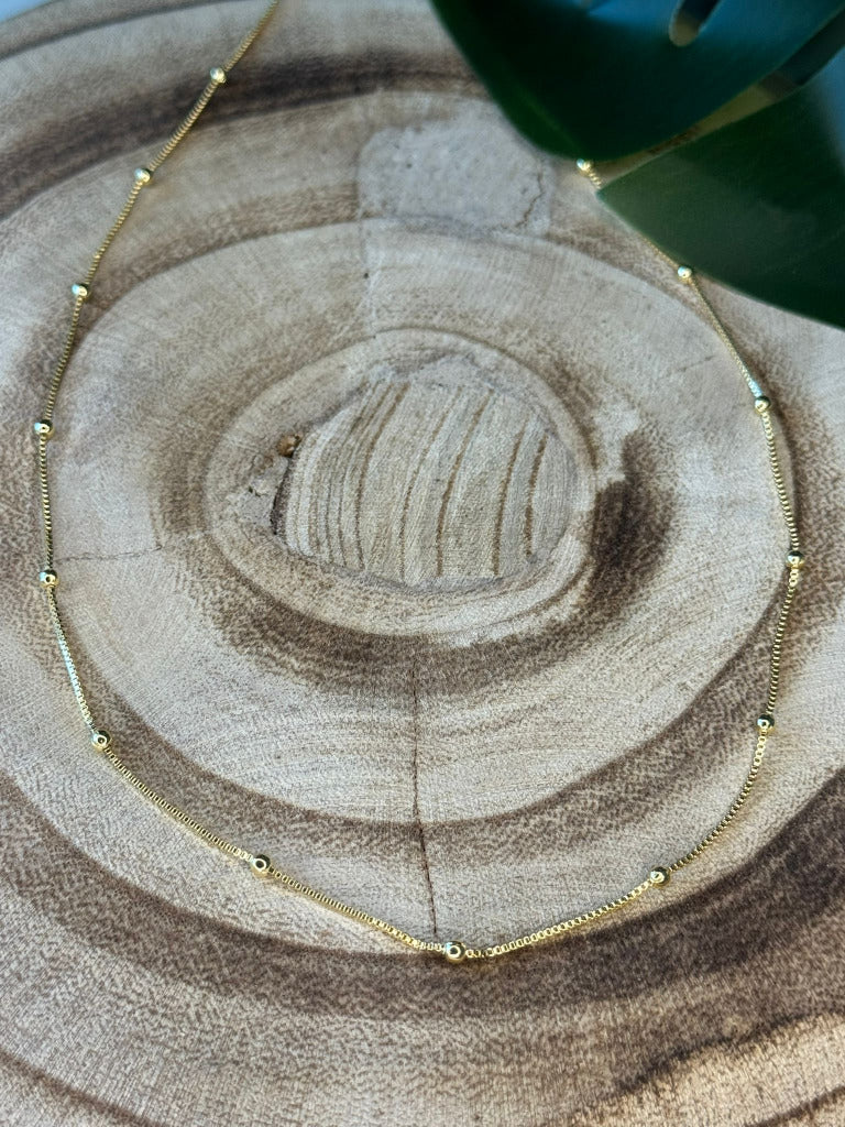 Colar dourado de bolinhas