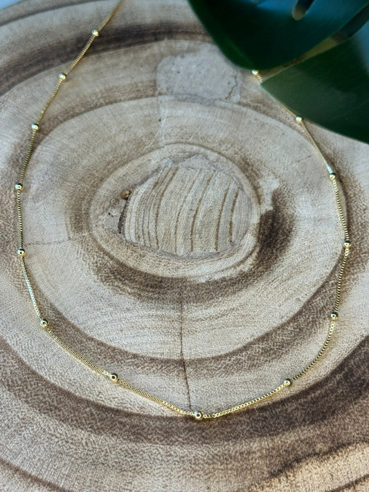 Colar dourado de bolinhas